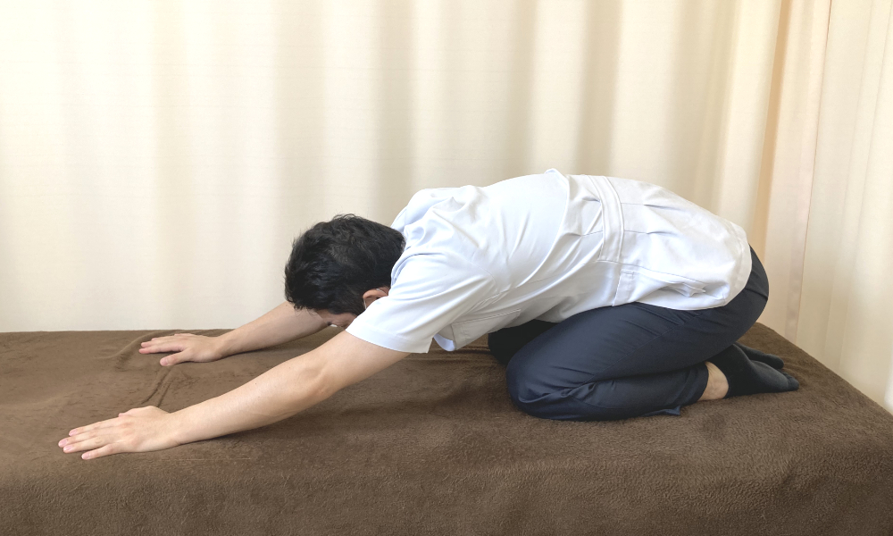 上山和俊が行っている、反り腰改善ストレッチの写真