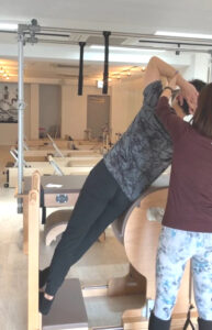 上山和俊がピラティスのインストラクターと行っているピラティスのレッスン