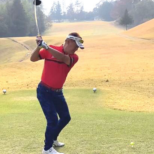 ギックリ腰の癖が整体で改善した千葉県　柏市在住の患者様がゴルフを安心して楽しめている様子