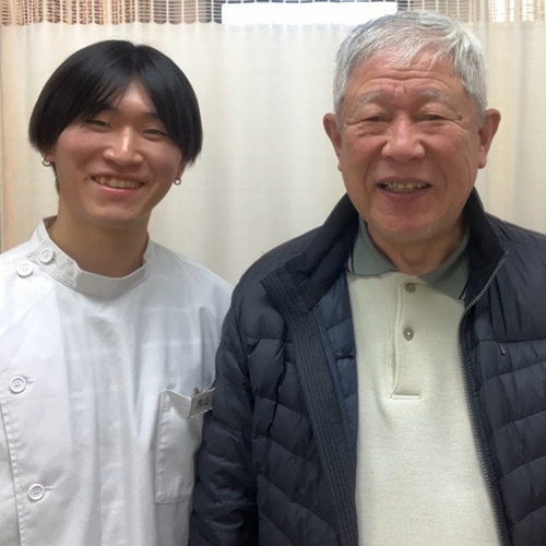 柏市在住の70代男性。O脚と骨盤の歪みによる腰痛あり。腰痛専門の整体により症状が改善され、元気に過ごされている。