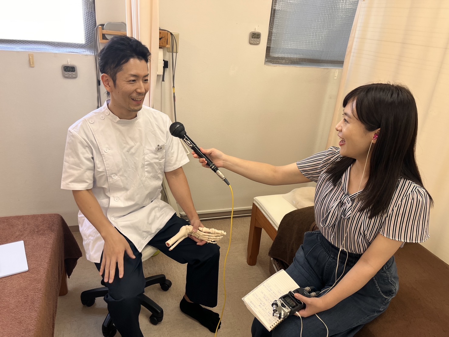 TBSラジオの取材を受けている上山和俊の写真