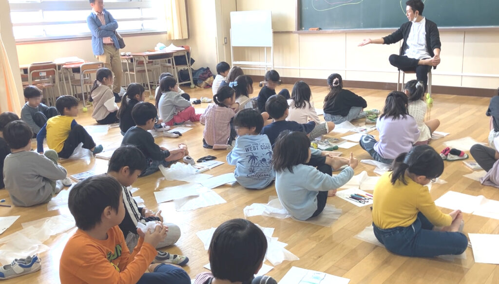 上山が行った足育の出前授業の写真。中野区立桃園小学校。2025年11月8日
