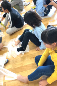 中野区立桃園小学校での出前授業中の様子。子供たち。顔にモザイク処理あり。