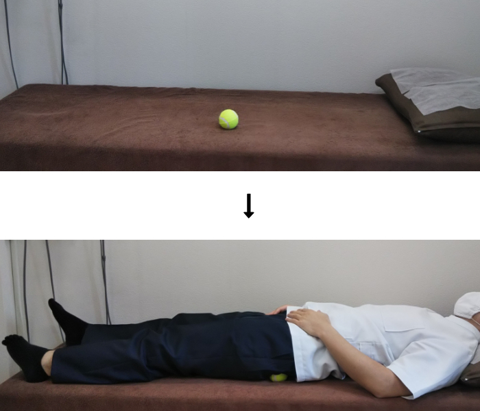 上山和俊がテニスボールで大殿筋をほぐしている様子