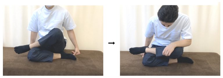 上山和俊があぐらで梨状筋をストレッチしている写真