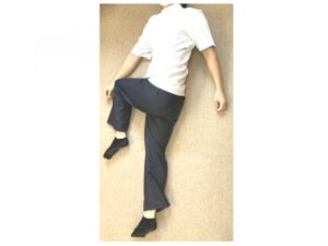 腰をストレッチしている上山和俊の写真 