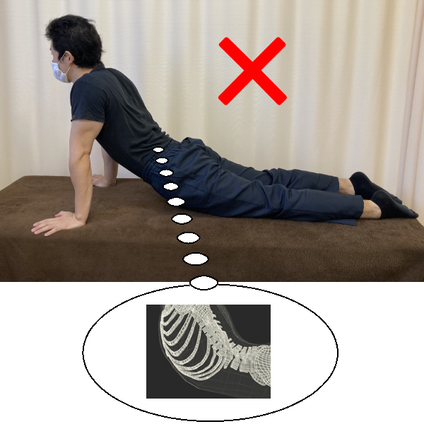 上山和俊が腰痛を改善の腸腰筋の間違ったストレッチの形を伝えている写真